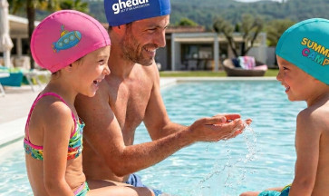Famiglia in piscina con cuffie da nuoto Gheddi personalizzate in poliestere Gheddi