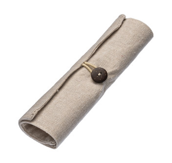 Astuccio arrotolabile in cotone. Chiusura con bottone ed elastico Gheddi