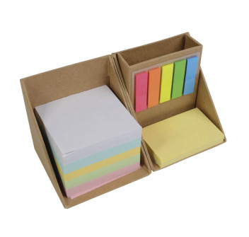 Lleva post-its de colores y un portalápices de cartón en forma de cubo