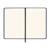 Quaderno con copertina rigida in R-PET. Elastico di chiusura e segnalibro in raso Gheddi